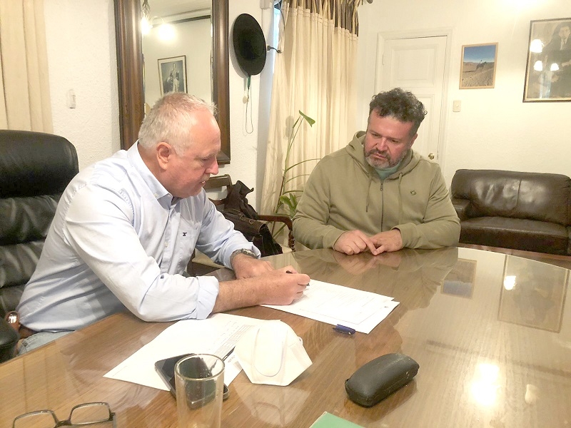 Colegio de Profesores de Longaví entrega petitorio al alcalde la comuna para mejorar condiciones sanitarias en los establecimientos educacionales