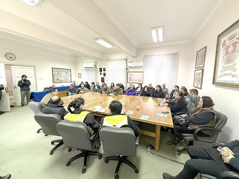 Linares: Masiva asistencia de comerciantes en reunión con Carabineros para abordar temas de seguridad
