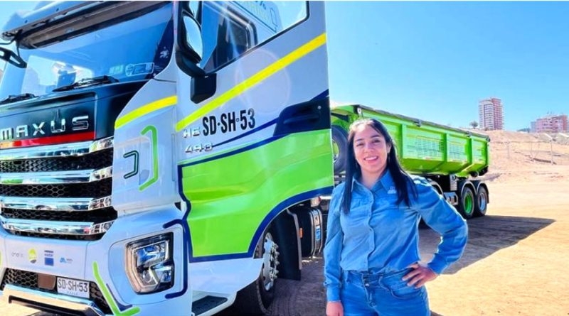 Mujer de Linares maneja el primer camión 100% eléctrico de América