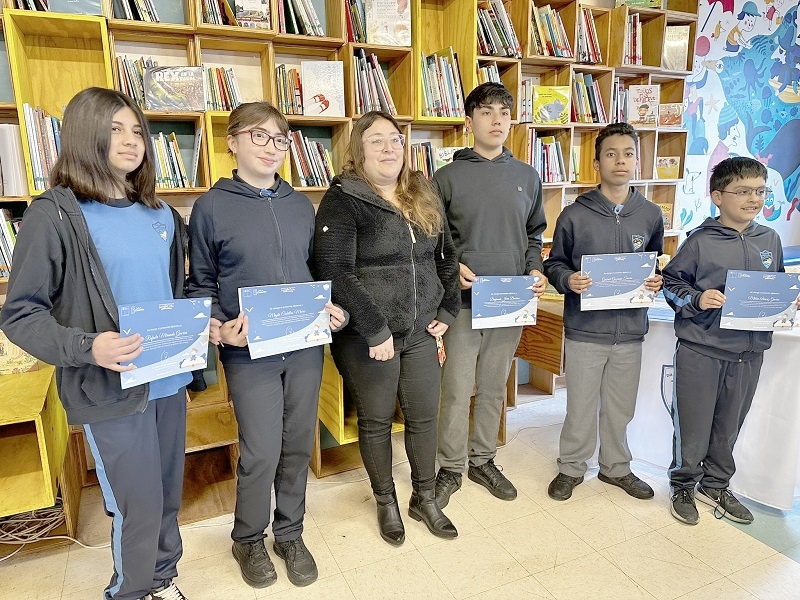 Estudiantes de escuela de Iloca son premiados en concurso literario preventivo “Imaginarte libre”