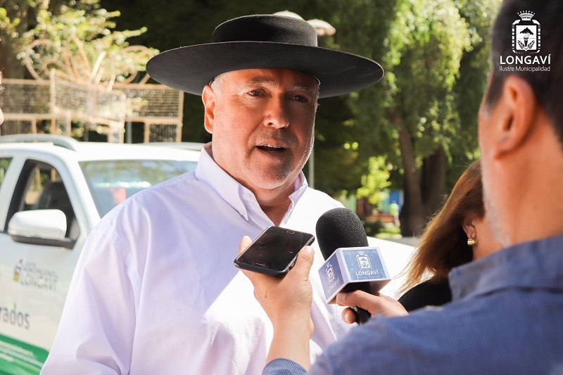 Alcalde  de Longaví hizo entrega de dos nuevas camionetas para el Departamento de Salud