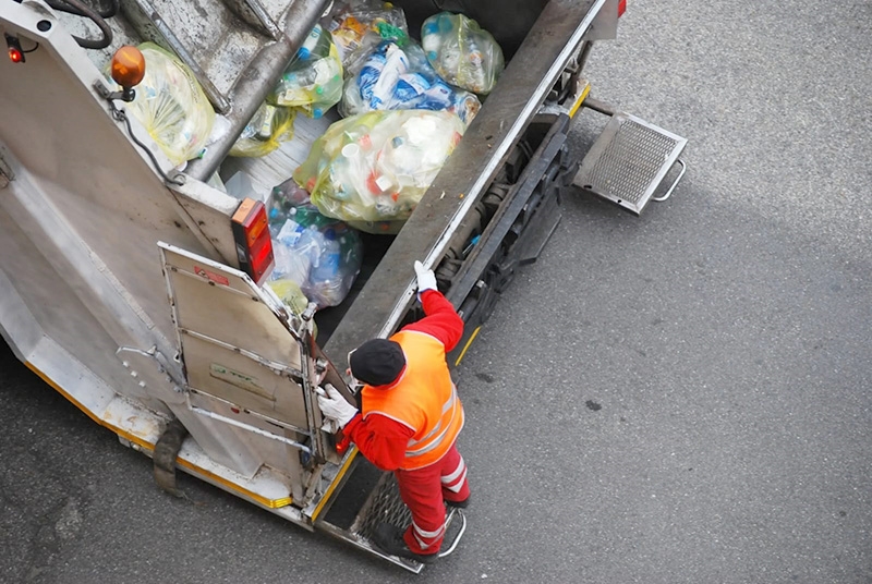  Norma que mejora las condiciones laborales de recolectores de basura avanza en el Senado