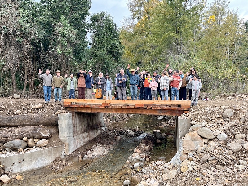 Vecinos de la localidad cordillerana de Riquelme de Longaví inauguraron Puente que les permitirá mayor conectividad 