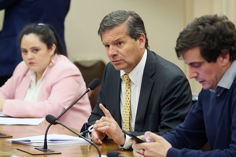 Diputado Gustavo Benavente (UDI) exige sanciones civiles y penales por viaje de 25 mil funcionarios públicos con licencia médica