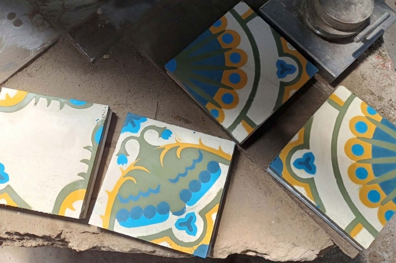Estudiante crea baldosas con diseños inspirados en la flora y fauna del Maule     