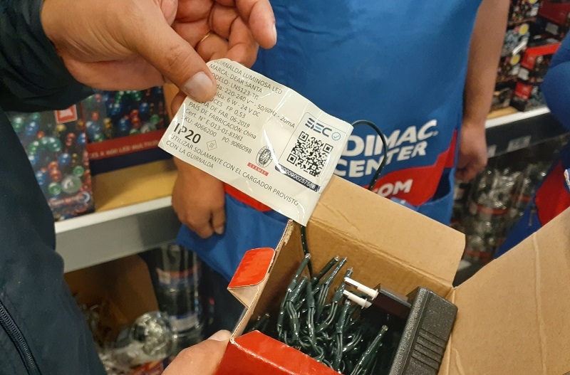 SEC y Ministerio de Energía reiteran llamado  a comprar solo luces navideñas certificadas.