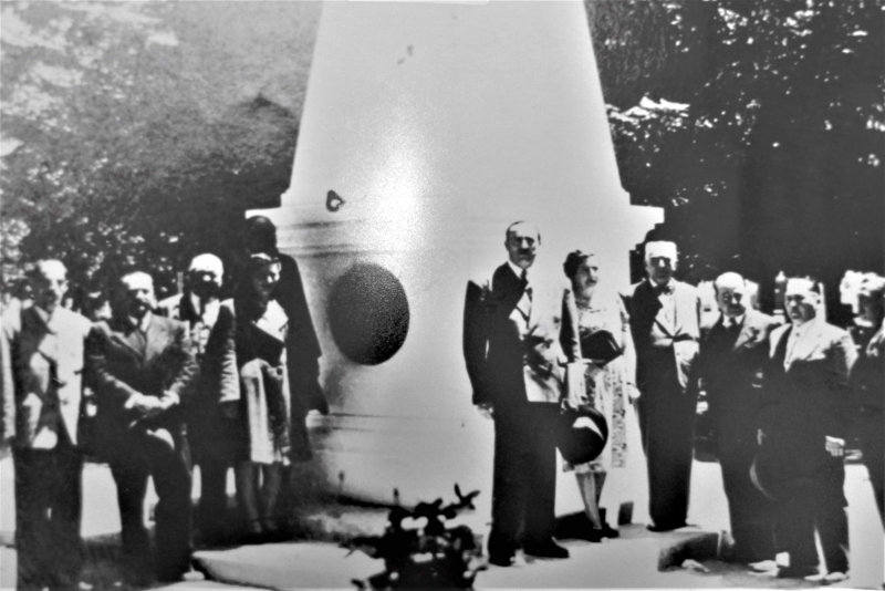  -Obelisco fundacional de Linares-