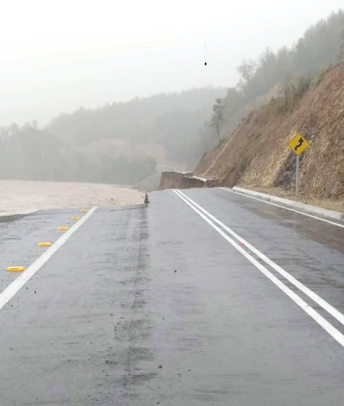 Socavón generó corte de la ruta l-45 en precordillera de Linares