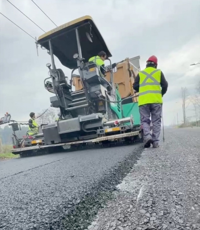 COMENZÓ EL ASFALTADO EN EXTENSIÓN DE CALLE RENGO.- 