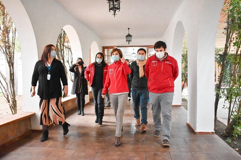Subsecretaria Daza visitó residencia sanitaria en Panimávida 
