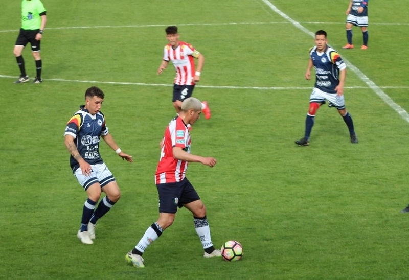 Esta tarde sin público : Deportes Linares con la presión de sumar tres puntos ante  Rengo para seguir con vida. 