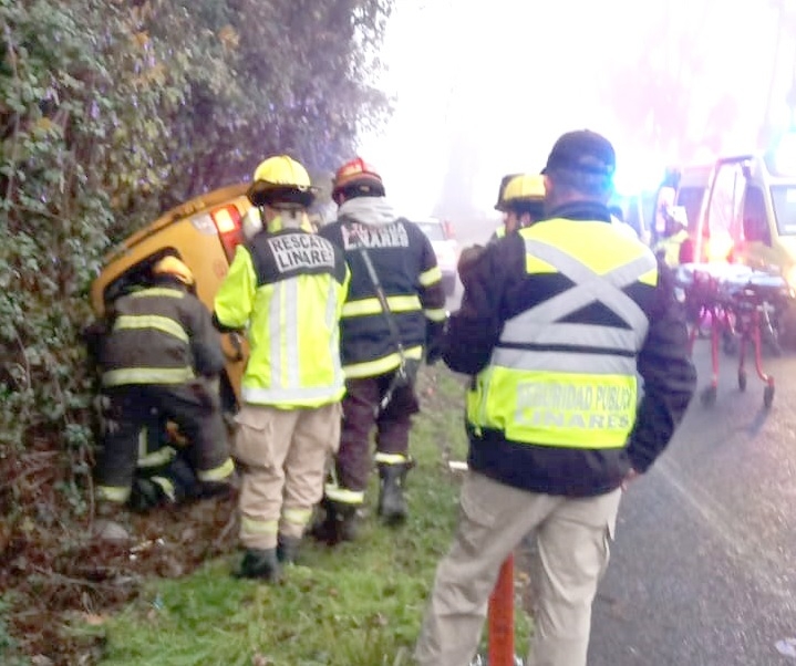 Linares: volcamiento de bus con trabajadoras de temporada movilizó a Bomberos