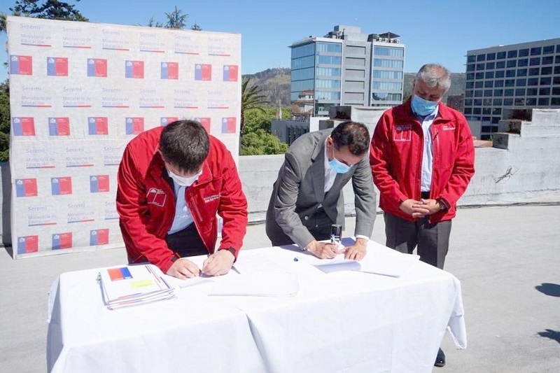 Mineduc entrega más de $3 mil millones a doce establecimientos del Maule