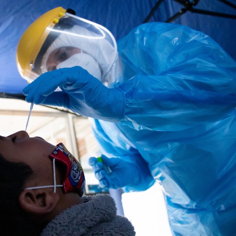 Laboratorio de Hospital de Linares colapsa por falta de reactivos para análisis de muestras PCR