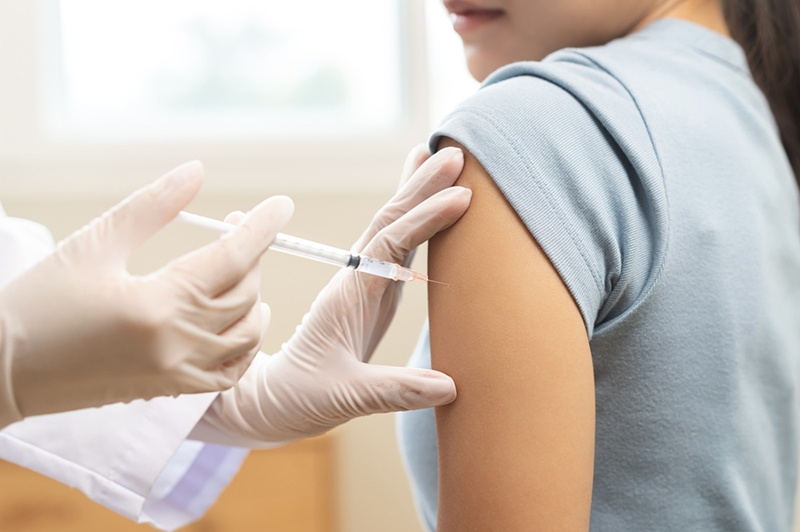 Hacen llamado urgente a vacunarse ante alza de virus respiratorios: “La vacuna es gratuita y está disponible en todo el país”