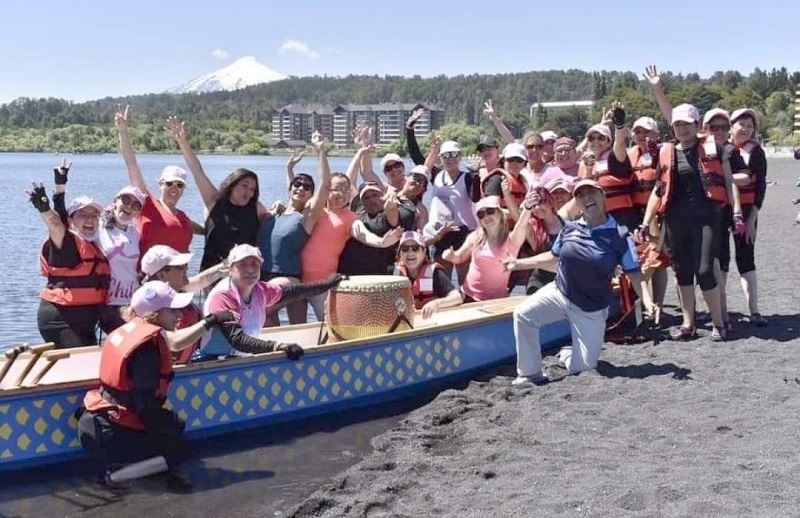 Remo en bote de dragón : El deporte de las mujeres que dan la pelea al cáncer de mamas 