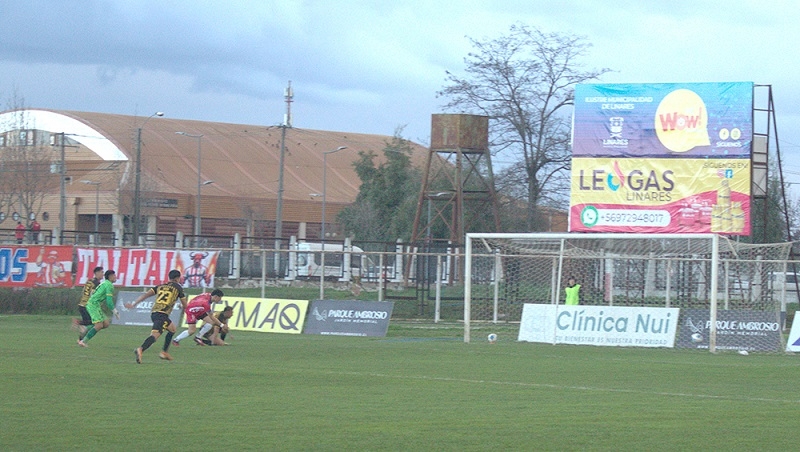Ni la lluvia ni el frío detuvo a los “Toros” Albirrojos que siguen imparables derrotando ahora a Concón National  