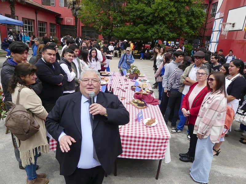 Liceo Diego Portales de Linares realizó Encuentro Familia Escuela en torno a la cocina chilena