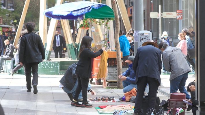 Pymes califican como una "cachetada" dar nuevos permisos para comercio ambulante en Santiago: "Lo rechazamos tajantemente"
