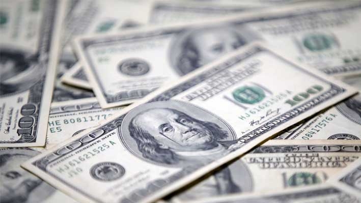 Dólar se hunde: Anota su mayor caída diaria en más de un año y cierra caótica semana