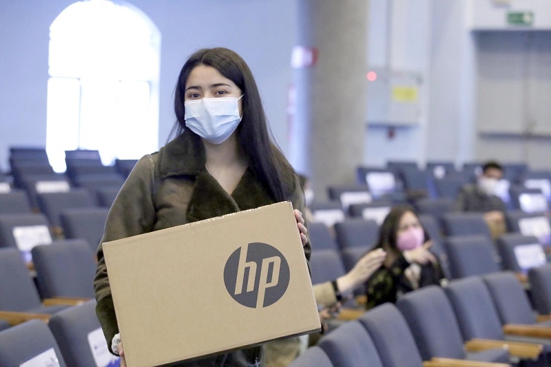 UCM premió con computadores a sus estudiantes destacados 