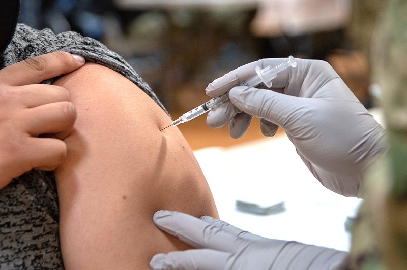¿Brazo izquierdo o derecho? Especialista aclara si importa dónde nos pongamos la vacuna 