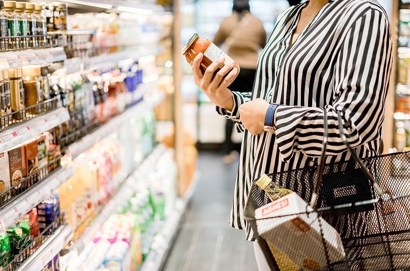 Estudio Consumer Pulse de Bain & Company 74% de los chilenos está reduciendo 