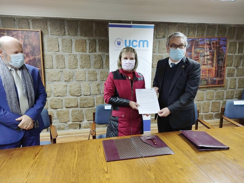 UCM firma convenio con la Corporación Educacional Javiera Carrera de Linares