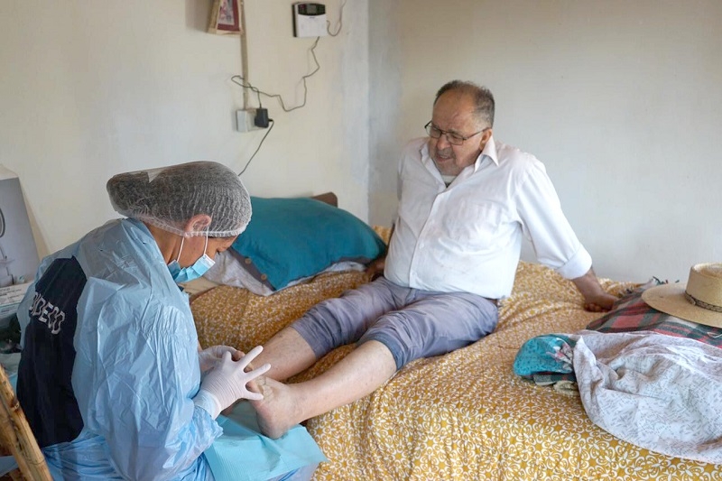 Programa  "Podología  a domicilio" superó las mil atenciones en Longaví