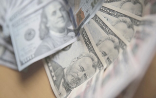  Dólar se dispara y llega a los $870 por primera vez en el año: Anota su mayor precio desde diciembre de 2021
