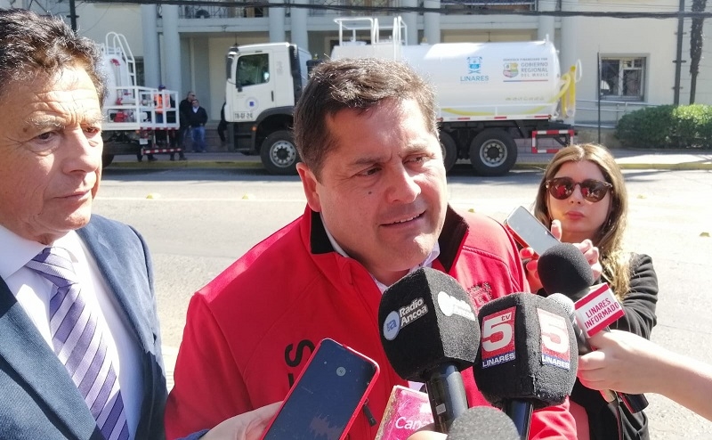 Municipio de Linares recibe camión aljibe, camión limpia fosas y retroexcavadora