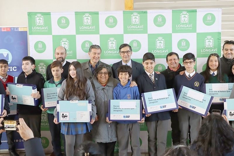 JUNAEB junto al municipio de Longaví entregan Beca TIC 2025 a estudiantes de la comuna