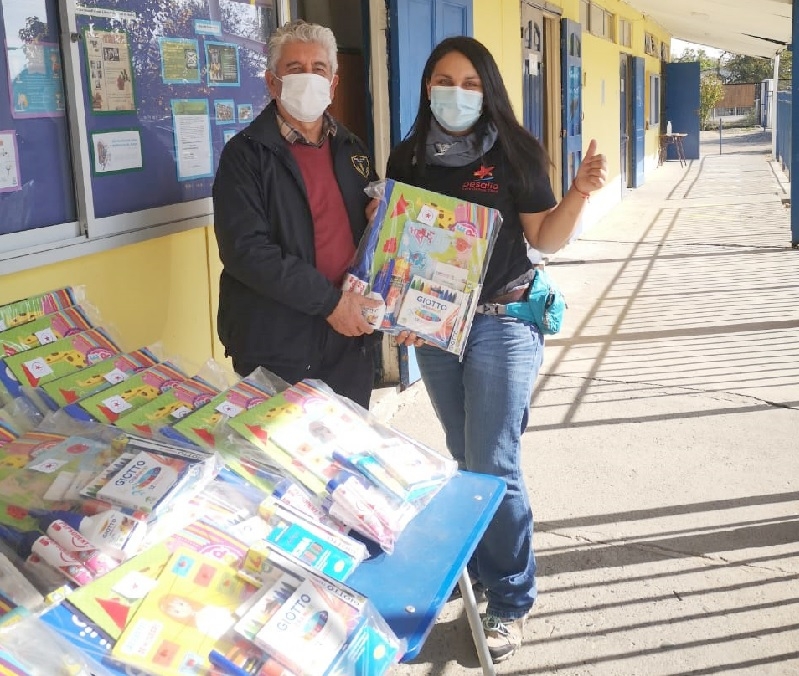 Escuela Matías Cousiño recibe donación de Desafío Levantemos Chile