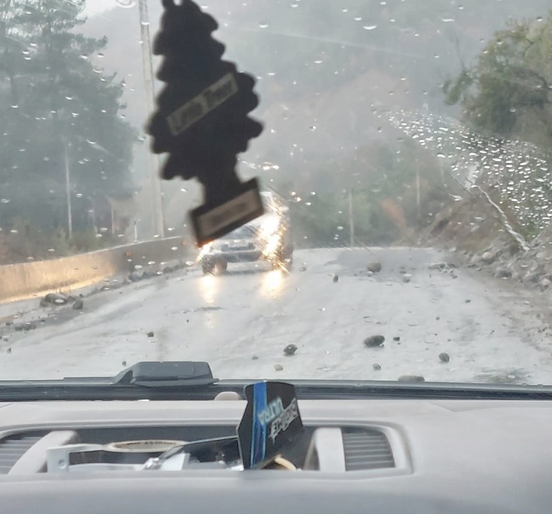 Lluvias generaron caída de piedras en Ruta L-45 en Linares
