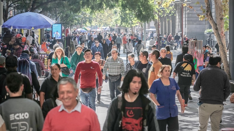 Estudio UC: PGU representa el 85% de la pensión de mujeres y su tasa de reemplazo crecería 40% de subir edad de retiro