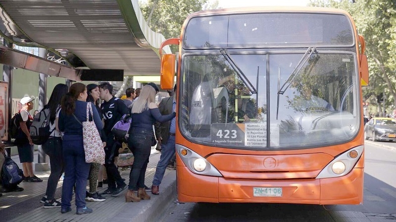 Cuatro de cada 10 santiaguinos no pagan la micro: El Gobierno anunció plan