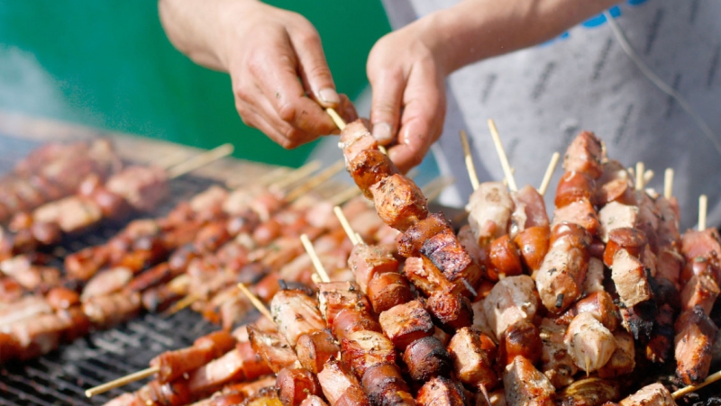 Anticuchos a $8.000: Fonderos advierten fuerte alza de precios en Fiestas Patrias por la inflación