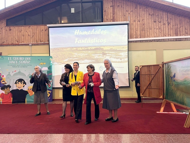 En Liceo María Auxiliadora de Linares se presentó   libro “Humedales Fantásticos”