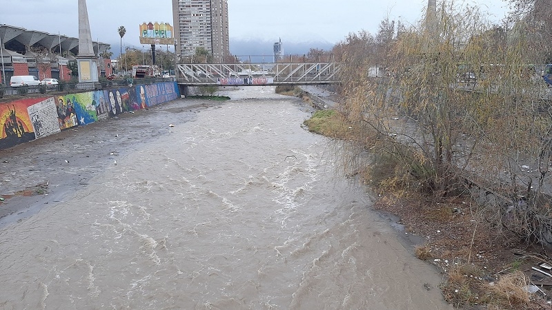 Revelan que el río Mapocho es uno de los ríos más contaminados con fármacos en el mundo