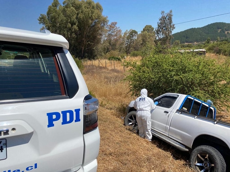 PDI realiza primeras diligencias por asalto a bencinera y robo de camioneta en Cauquenes