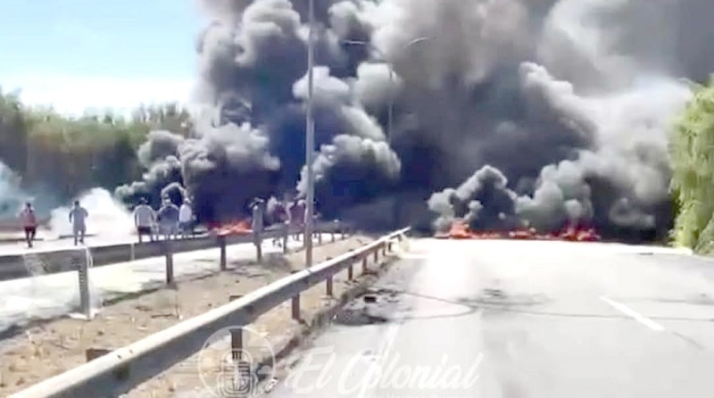 San Javier: Quemaron vehículos de Carabineros en protesta de pescadores artesanales en la Ruta 5 Sur