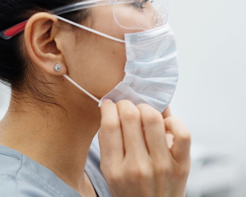 Advierten que altos casos de Ómicron estresan al Sistema de Salud