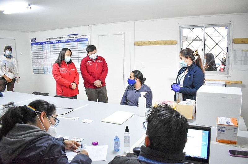 Intendente Prieto refuerza vacunación contra el Covid-19 a mayores de 30 años