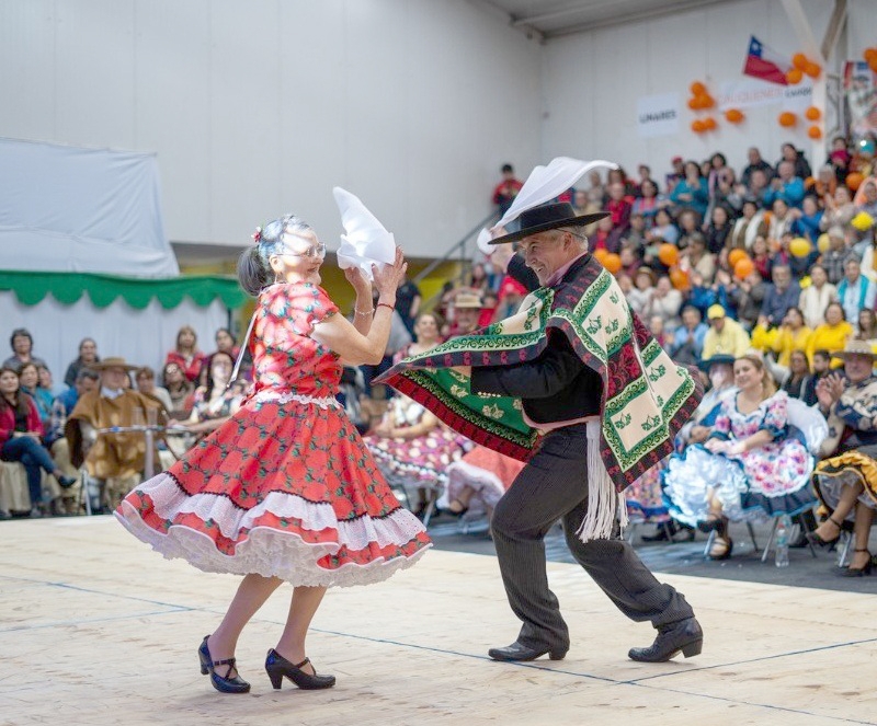 Pareja de Cauquenes gana el Campeonato Regional de Cueca del Adulto Mayor 2025 