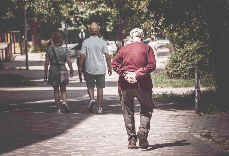 ¿Qué es el Edadismo y cómo perjudica a adultos mayores?     
