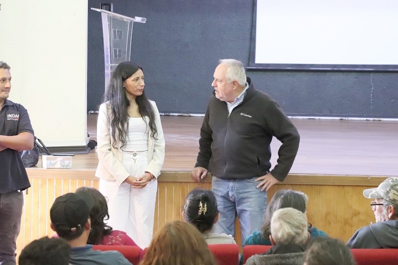 Usuarios de Prodesal de Longaví reciben charla técnica de Berries