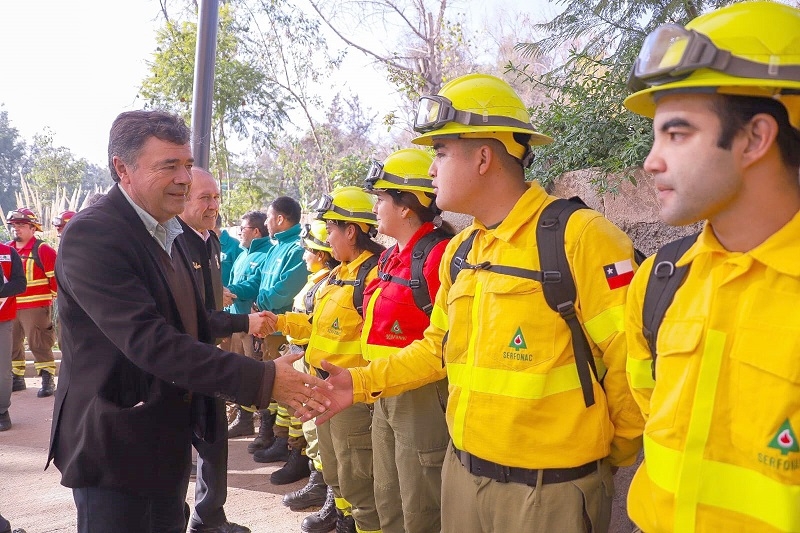 Ministro Valenzuela llama a terminar con la impunidad de incendios forestales en cierre de temporada 