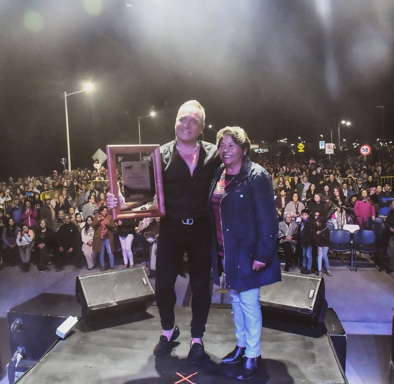 Luis Jara llenó de romanticismo la noche de San Valentín en Pelluhue