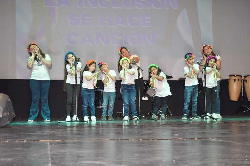 Escuela Santa Bárbara de Linares se lució con Festival de la Inclusión