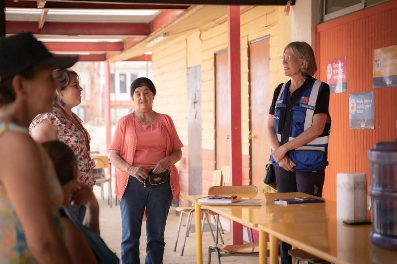 Entregan productos de higiene personal a mujeres afectadas por incendios